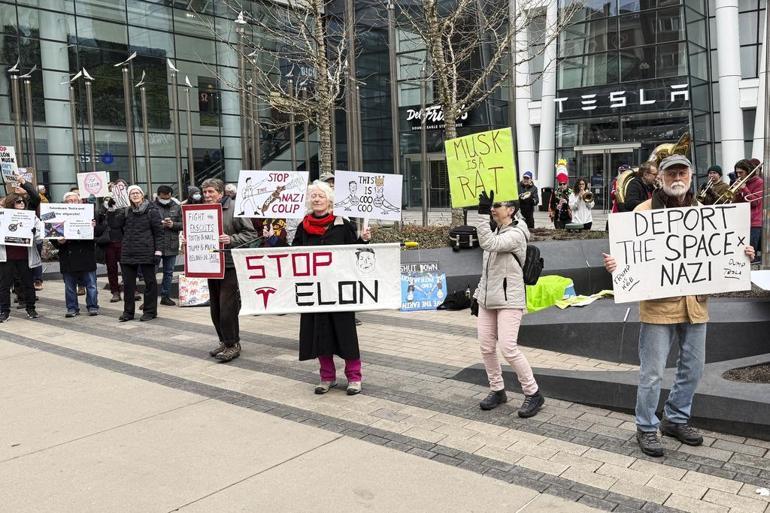 Musk, Tesla mağazaları önünde protesto edildi: Gölge başkan devrilsin