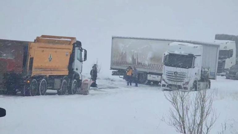 Sivasta karda makaslayan TIR yolu kapattı