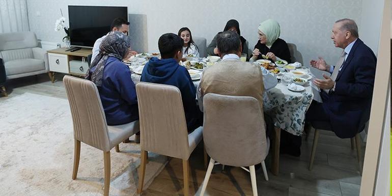 Cumhurbaşkanı Erdoğan ve eşi bir vatandaşın evinde iftar yaptı