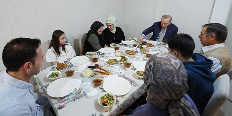 Cumhurbaşkanı Erdoğan ve eşi bir vatandaşın evinde iftar yaptı