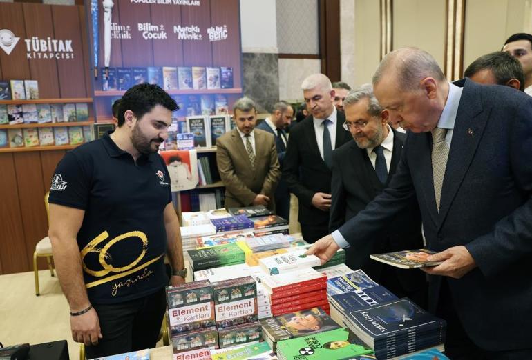 Cumhurbaşkanı Erdoğan, Külliyedeki kitap fuarını ziyaret etti