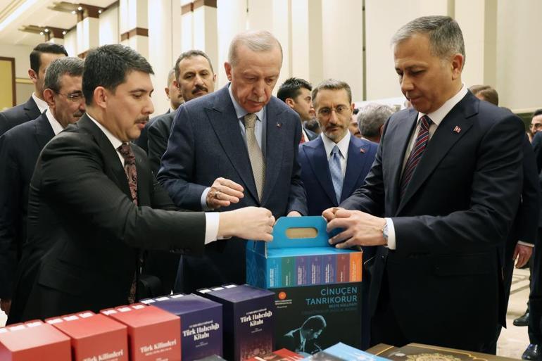 Cumhurbaşkanı Erdoğan, Külliyedeki kitap fuarını ziyaret etti