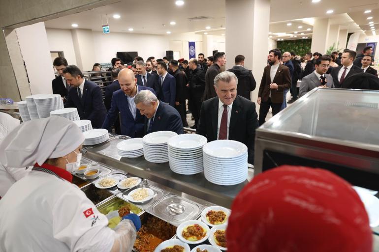 Bakan Bak, İbn Haldun Üniversitesi öğrencileriyle iftar yaptı