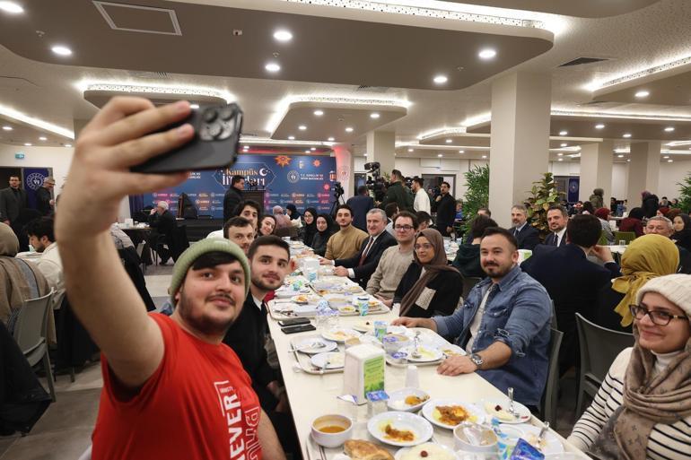 Bakan Bak, İbn Haldun Üniversitesi öğrencileriyle iftar yaptı