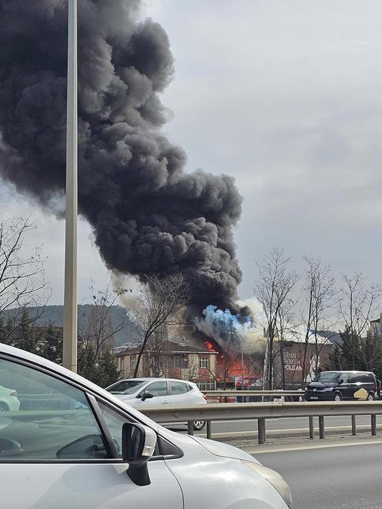 İstanbul Sultanbeylide iş yeri yangını