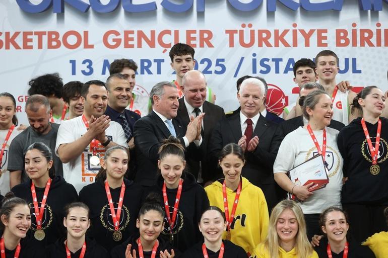 Gençlik ve Spor Bakanı Dr. Osman Aşkın Bak, gösteri maçında parkeye çıktı