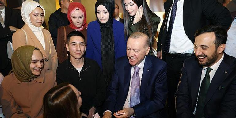 Cumhurbaşkanı Erdoğan, İstanbulda gençlerle bir araya geldi