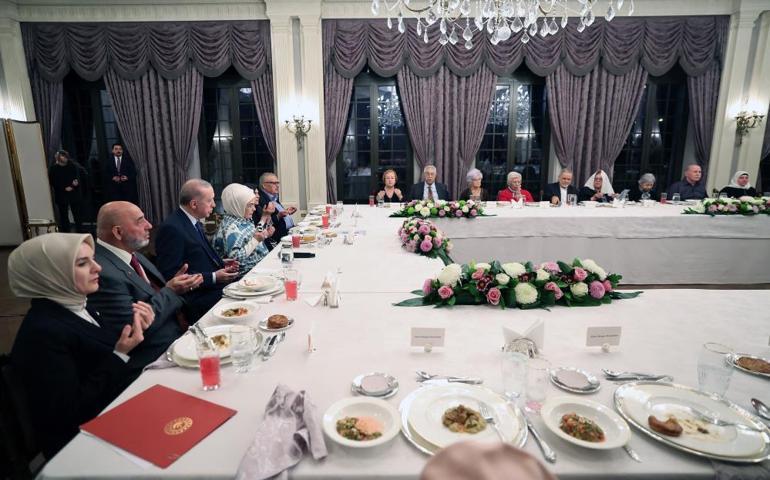 Erdoğandan, Emine Erdoğanın yaşlılarla iftarına sürpriz ziyaret