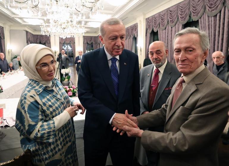 Erdoğandan, Emine Erdoğanın yaşlılarla iftarına sürpriz ziyaret