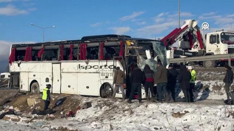 SON DAKİKA... Afyonkarahisarda yolcu otobüsü şarampole devrildi: Ölü ve çok sayıda yaralı var