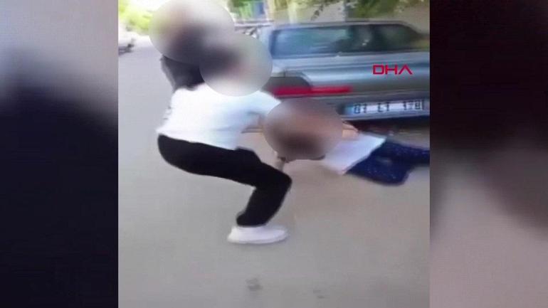 Adanada korkunç görüntüler: 3 kız küfür tartışmasında arkadaşını darbetti