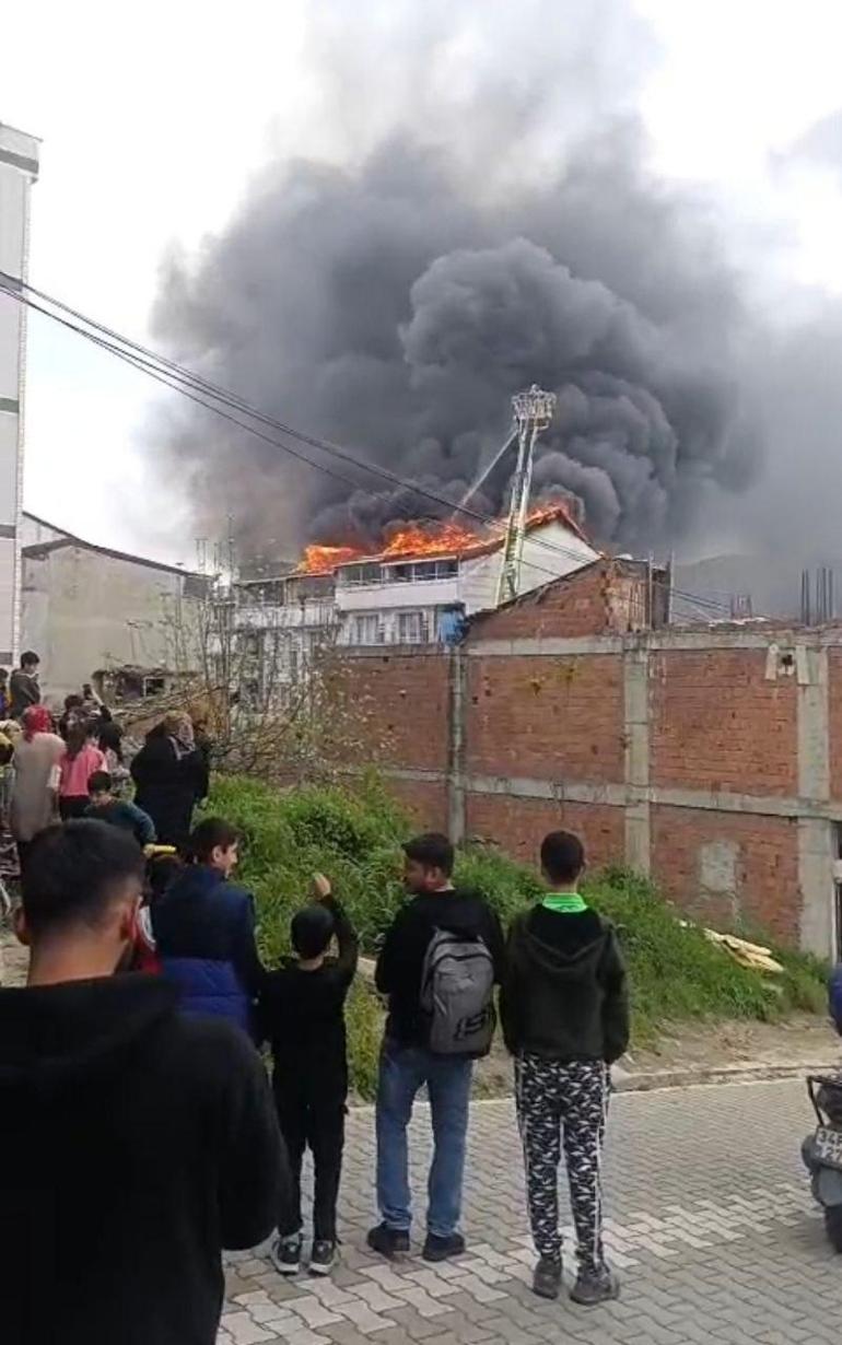 Esenyurtta korku dolu anlar 5 katlı binada yangın paniği