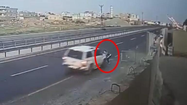 Dur ihtarına uymadı, yola kapan atan polise böyle çarptı