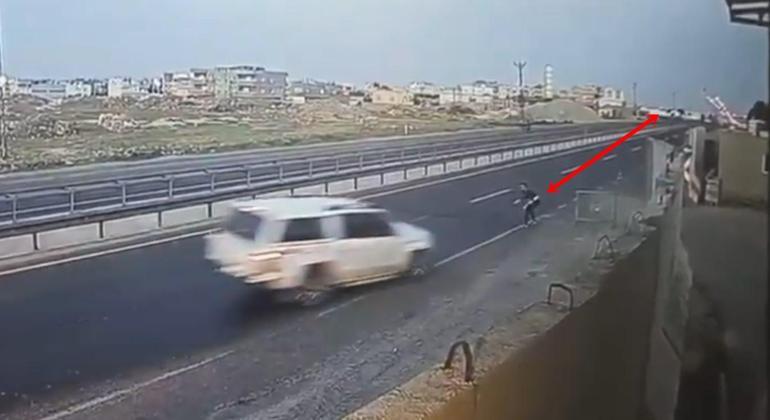 Dur ihtarına uymadı, yola kapan atan polise böyle çarptı