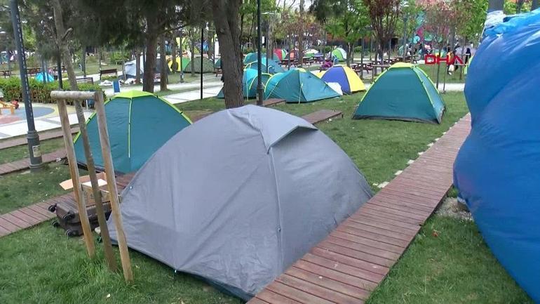 Kimi çadırda, kimi aracında... İstanbullular deprem sonrası geceyi dışarıda geçirdi