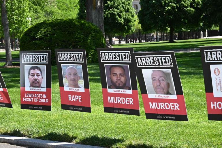 Bu görüntüler Beyaz Sarayın bahçesinden: Suça karışan göçmenlerin posteri asıldı