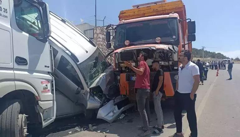 Mersinde kontrolden çıkan kamyon ortalığı savaş alanına çevirdi