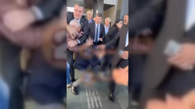 SON DAKİKA | CHP lideri Özgür Özel AKM çıkışında yumruklu saldırıya uğradı