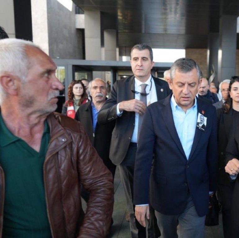 SON DAKİKA | CHP lideri Özgür Özel AKM çıkışında yumruklu saldırıya uğradı