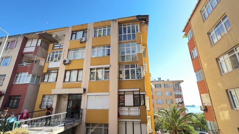 İstanbulda endişe veren görüntü: Binanın çatısındaki beton parçalar düştü