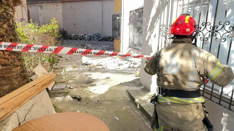 İstanbulda endişe veren görüntü: Binanın çatısındaki beton parçalar düştü
