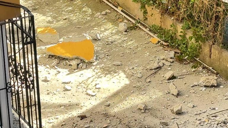 İstanbulda endişe veren görüntü: Binanın çatısındaki beton parçalar düştü