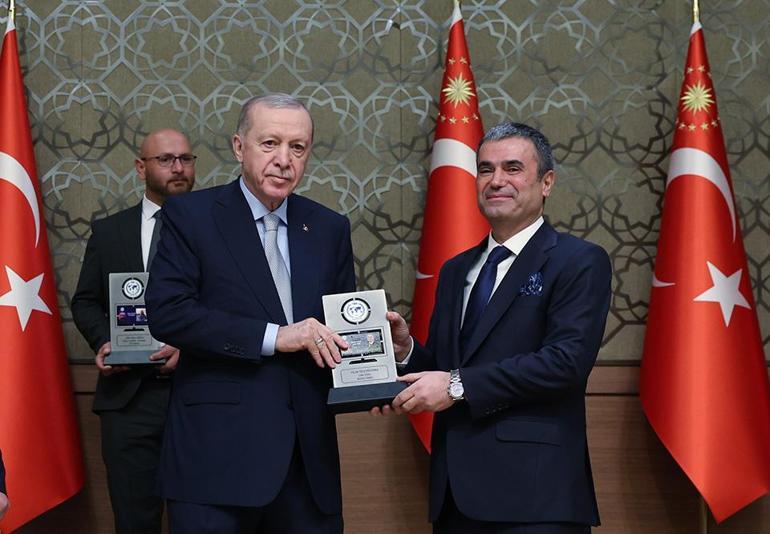 CNN TÜRK yılın televizyonu seçildi… Ödülü Demirören Medya TV Grup Başkanı Murat Yancı aldı