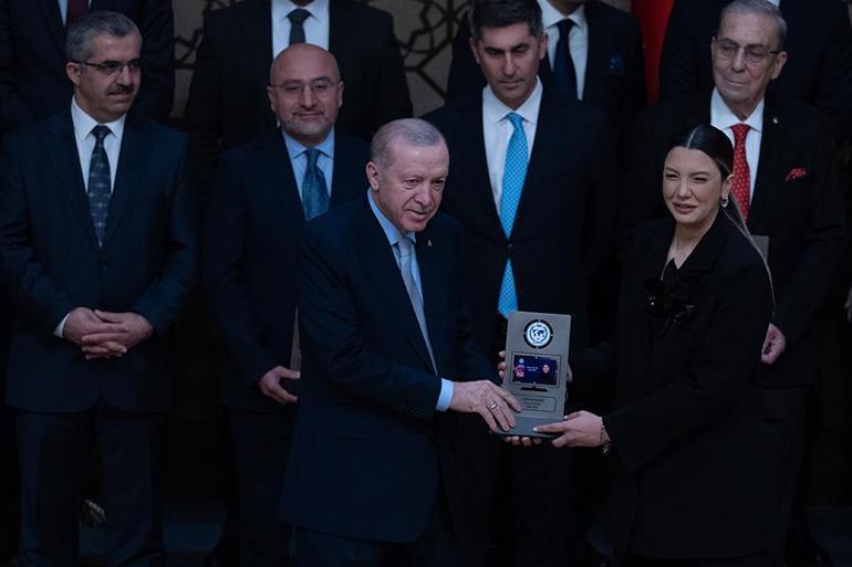 CNN TÜRK yılın televizyonu seçildi… Ödülü Demirören Medya TV Grup Başkanı Murat Yancı aldı