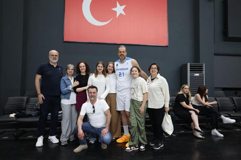 Milli basketbolcu Oğuz Savaş, parkelere veda etti