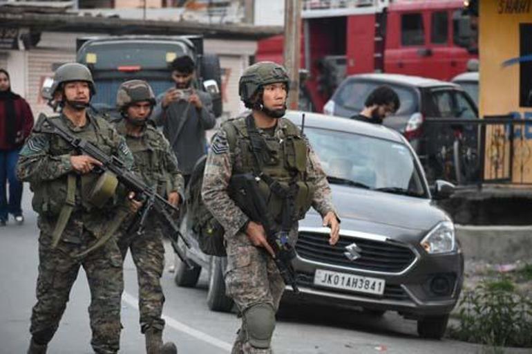 Dünya diken üstünde Hindistan - Pakistan savaşı başladı: SİHAlar vuruldu, hava savunma sistemi hedef alındı