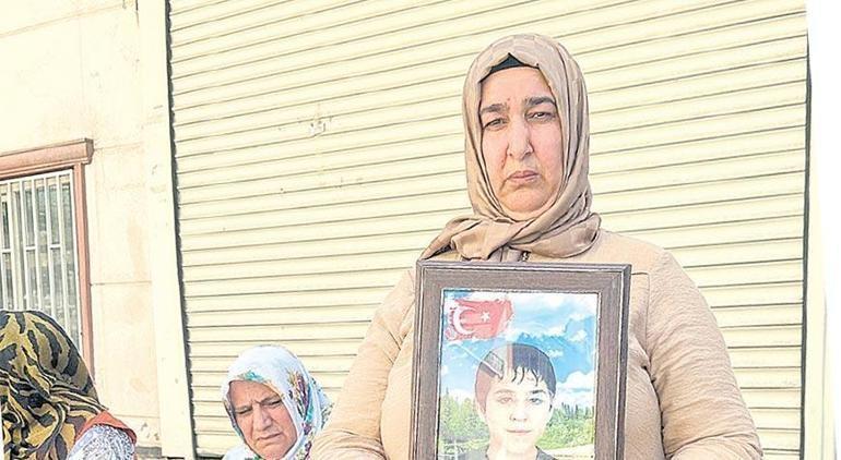 DEM Parti binası önünde evlat nöbeti tutan anneler tek yürek oldu: Anneler Günü’nde evladımıza kavuşalım