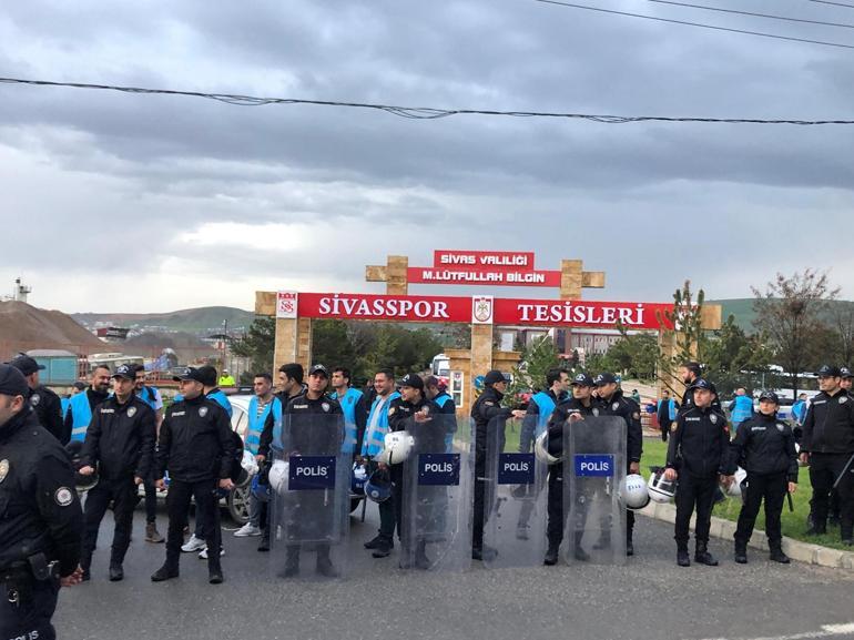 Sivassporlu taraftarlar, tesislerin önünde takımı protesto etti