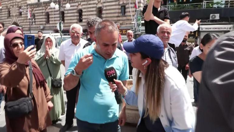 CNN TÜRK sıcak noktadan bildiriyor: İşte Diyarbakırlıların PKK’nın fesih kararına ilk tepkisi Davul zurnalarla kutladılar...