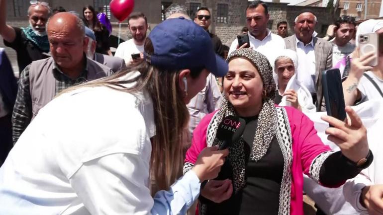CNN TÜRK sıcak noktadan bildiriyor: İşte Diyarbakırlıların PKK’nın fesih kararına ilk tepkisi Davul zurnalarla kutladılar...