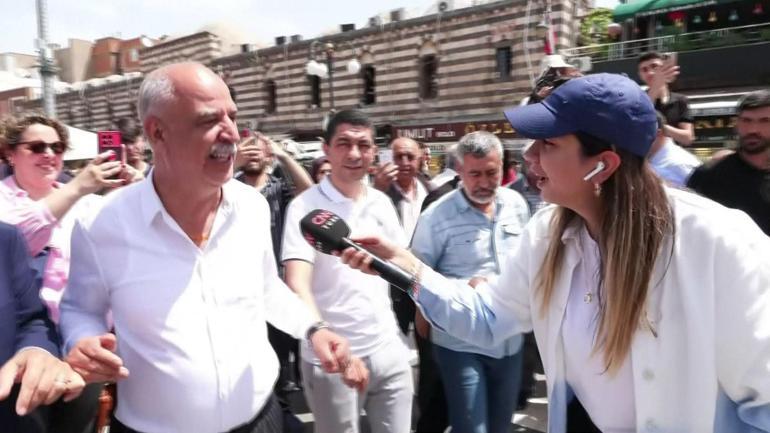 CNN TÜRK sıcak noktadan bildiriyor: İşte Diyarbakırlıların PKK’nın fesih kararına ilk tepkisi Davul zurnalarla kutladılar...