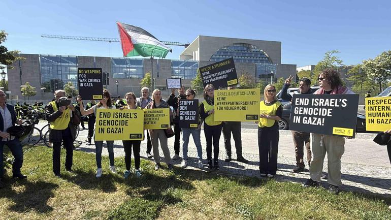 İsrail Cumhurbaşkanı Berlinde Herzogun ziyareti protesto edildi: Uluslararası hukuka saygı gösterin