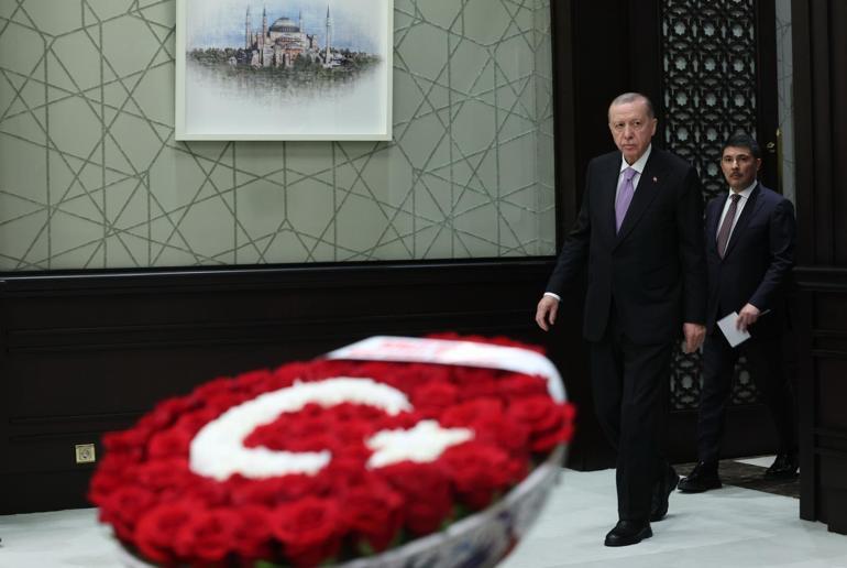 SON DAKİKA | Kabine Cumhurbaşkanı Erdoğan başkanlığında toplandı Bahçeliden Kabineye Ay Yıldızlı çiçek...