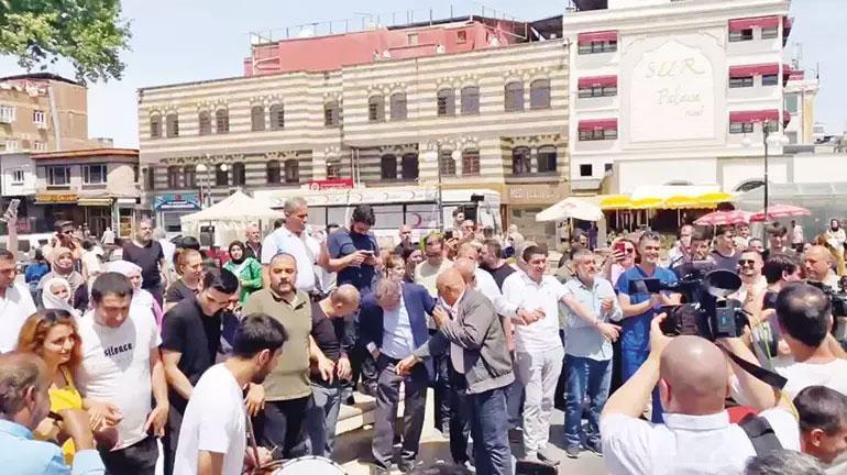 PKK 47 yıl sonra kendisini feshetti Diyarbakırda barış halayı