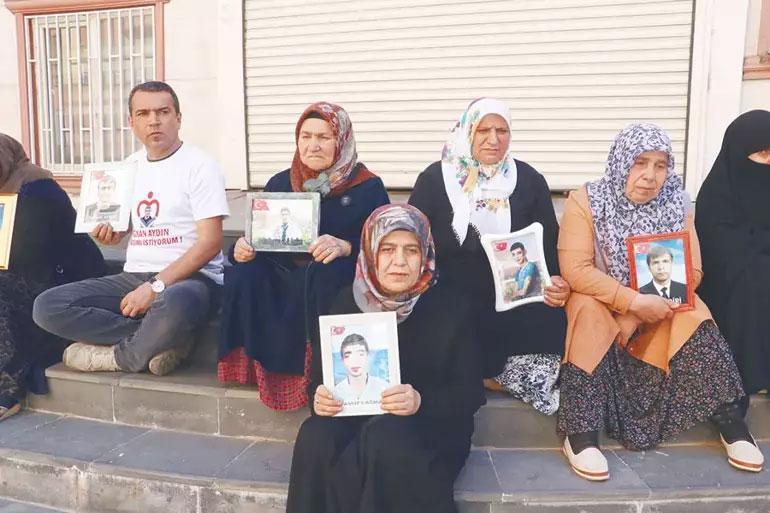 PKK 47 yıl sonra kendisini feshetti Diyarbakırda barış halayı