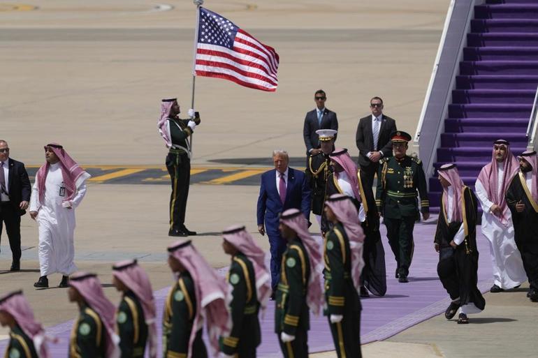 Trump’ın Orta Doğu turu başladı Hedefi 1 trilyon dolar… Suudi Arabistan ziyaretinden kareler