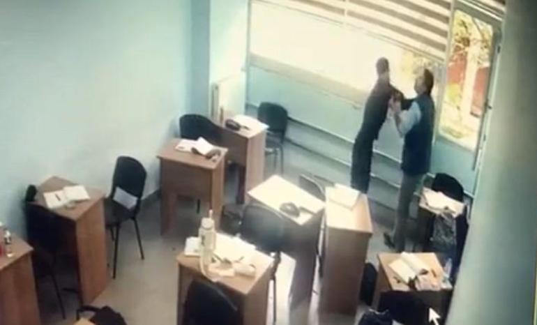 Sınıfa bıçak ve sopa ile girip öğrenciye saldırdı: Dehşet anları kamerada