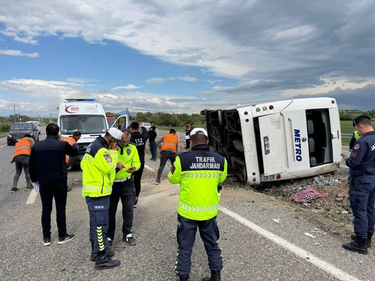 Konyada yolcu otobüsü devrildi: 14 yaralı