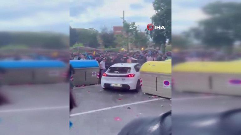 Barselonada maç öncesi kaos yaşandı Aracıyla taraftarların arasına daldı: 13 yaralı