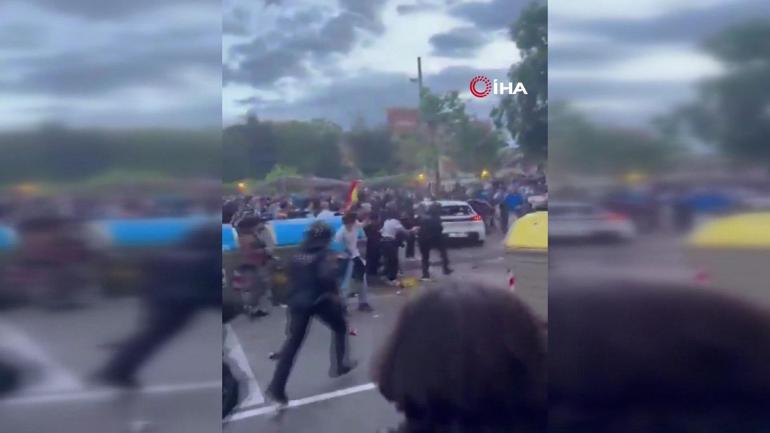Barselonada maç öncesi kaos yaşandı Aracıyla taraftarların arasına daldı: 13 yaralı