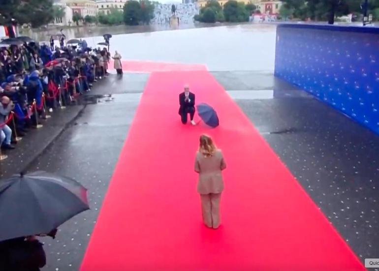 Arnavutluk Başbakanı Edi Rama İtalya Başbakanı Giorgia Meloniyi diz çökerek karşıladı
