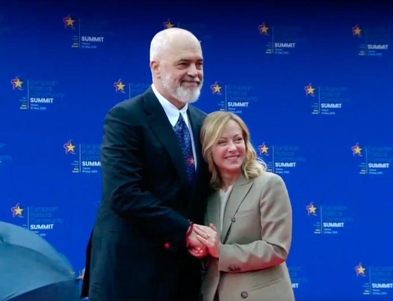 Arnavutluk Başbakanı Edi Rama İtalya Başbakanı Giorgia Meloniyi diz çökerek karşıladı