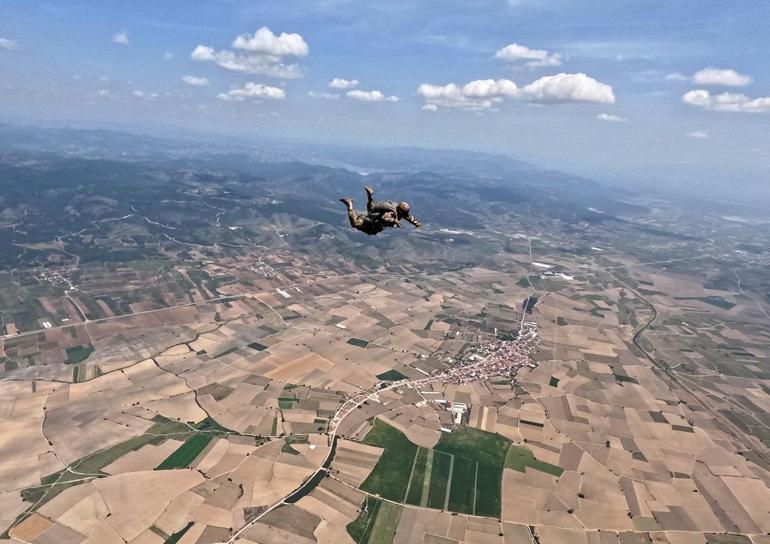 TSKdan zorlu paraşüt eğitimi: Her göreve hazırlar