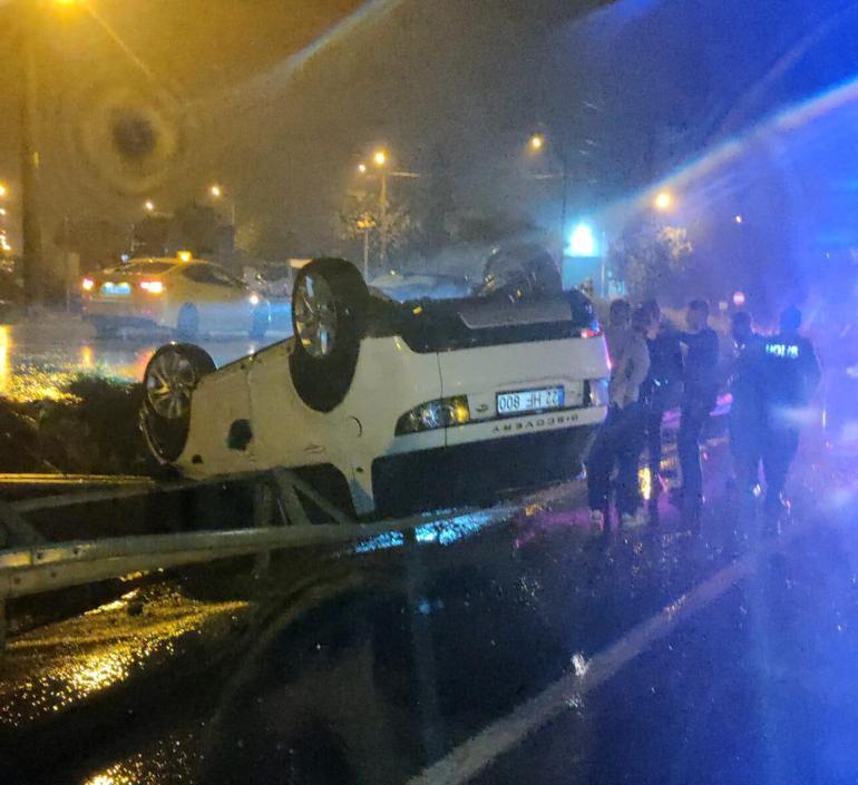 Edirnede bariyere çarpan otomobildeki 3 kişi yaralandı