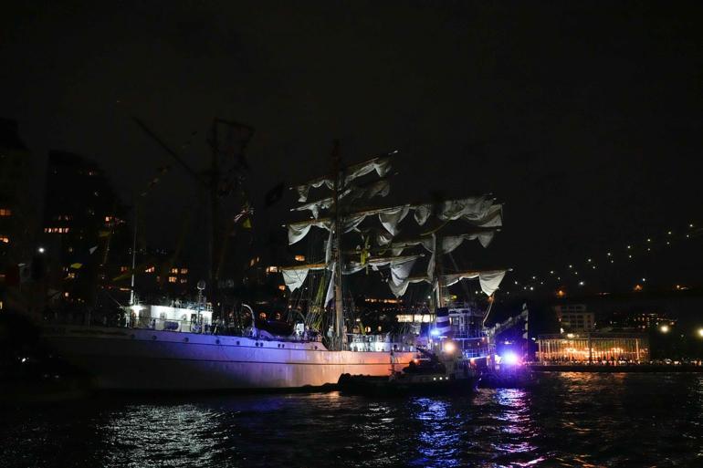 Meksika donanma gemisi Brooklyn Köprüsüne çarptı: 2 ölü, 19 yaralı