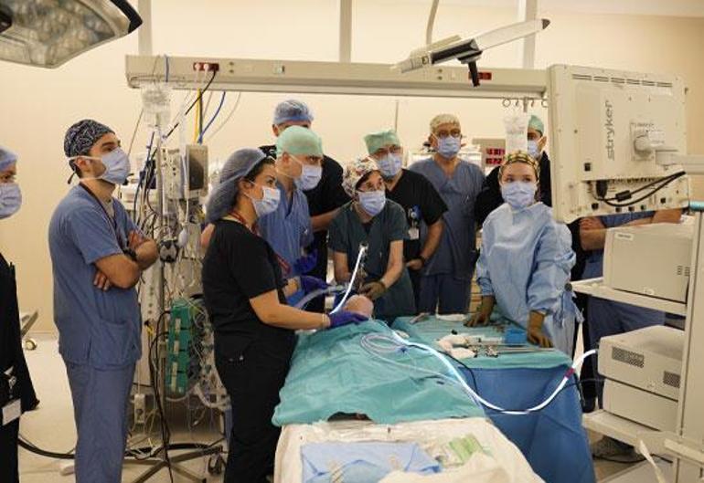 Kalbi yatay doğan Fatma Nur mucize ameliyatla sağlığına kavuştu: Türkiyede ilk kez yapıldı
